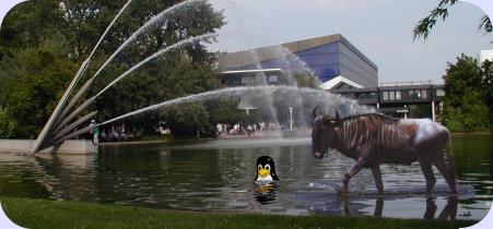 [Pinguin und Gnu vor Essener Grugahalle]