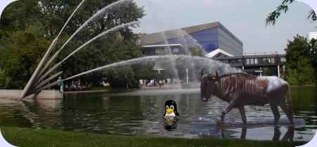 [Pinguin und Gnu vor Essener Grugahalle]